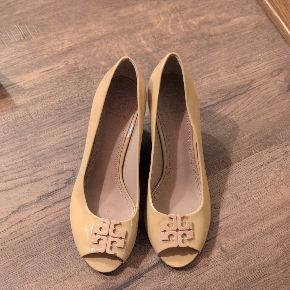 Elegant Tory Burch Lowell Peep-Toe Pumps